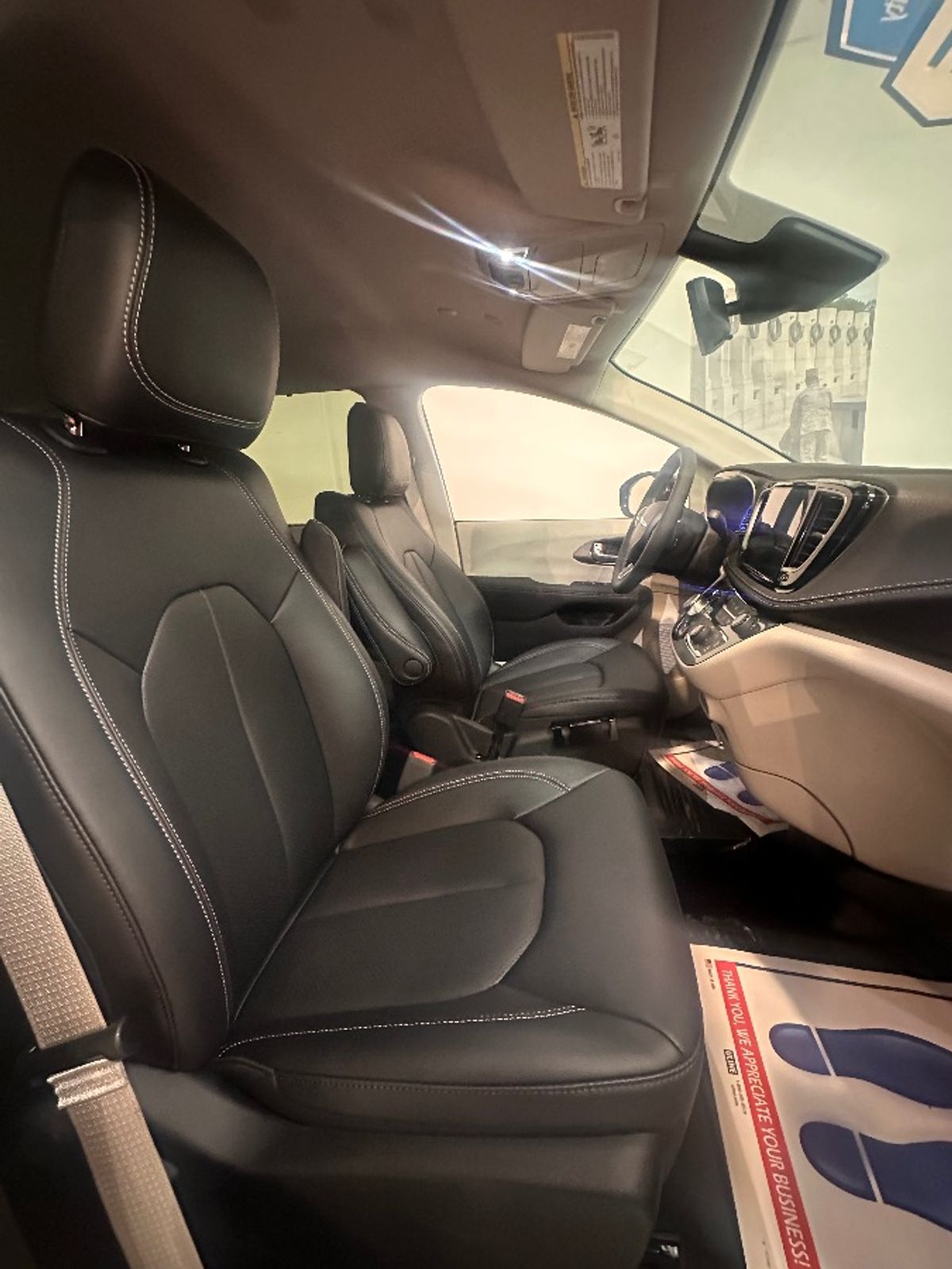 Silver Chrysler Pacifica image number 16