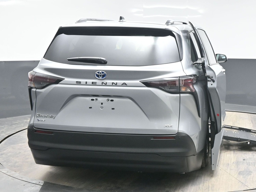 Silver Toyota Sienna image number 5