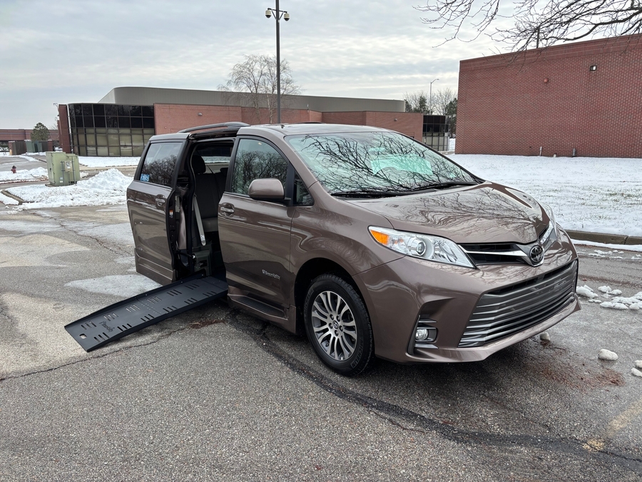 Used 2019 Toyota Sienna XLE Base - BraunAbility Side Entry Entry Fold Out Automatic Ramp