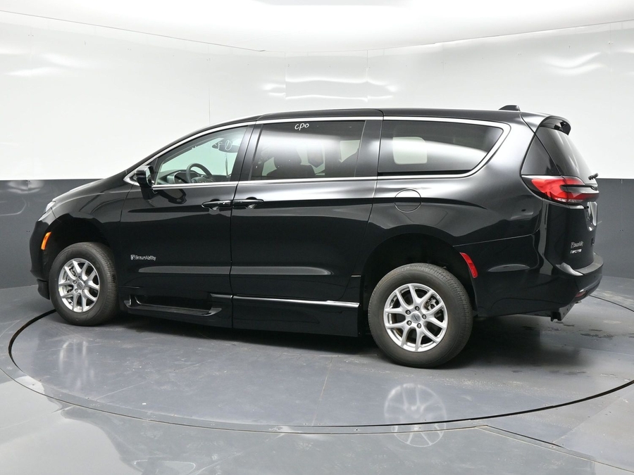Used 2024 Chrysler Pacifica Touring L - BraunAbility Side Entry Fold Out Automatic Ramp