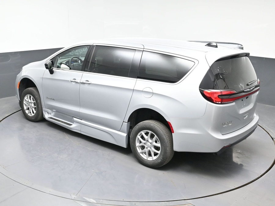 New 2026 Chrysler Pacifica Select Safety - BraunAbility Side Entry Fold Out Automatic Ramp