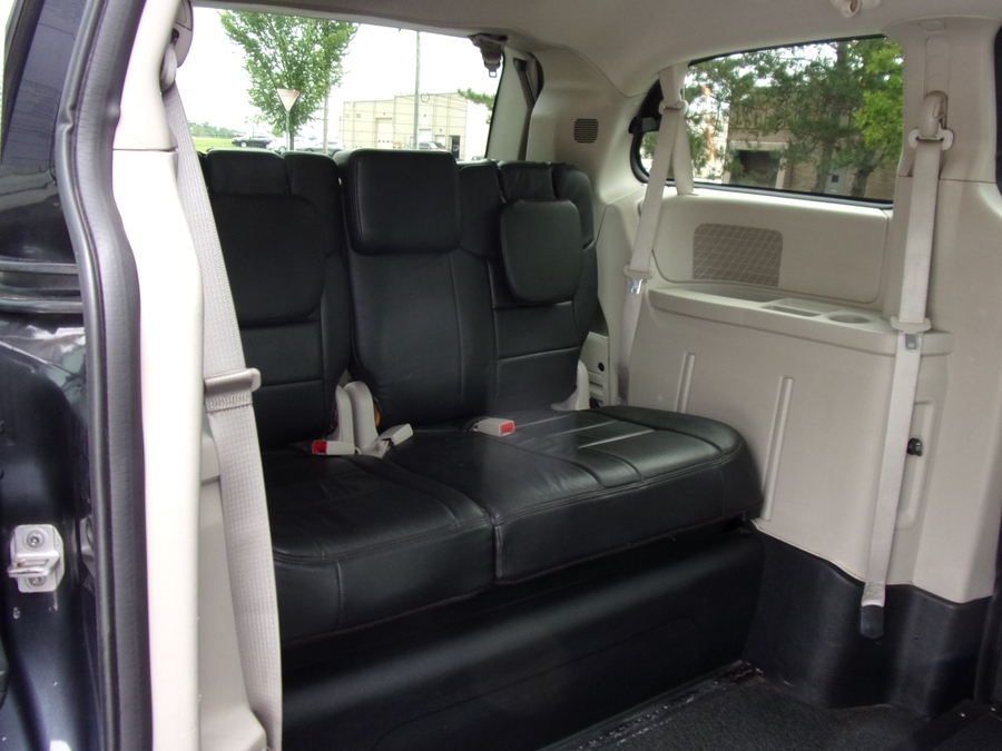 Grey Dodge Grand Caravan image number 16