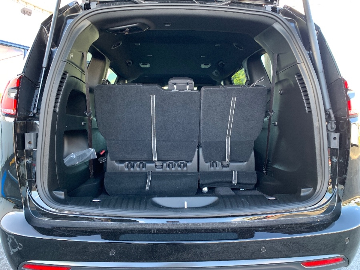 Black Chrysler Pacifica image number 18