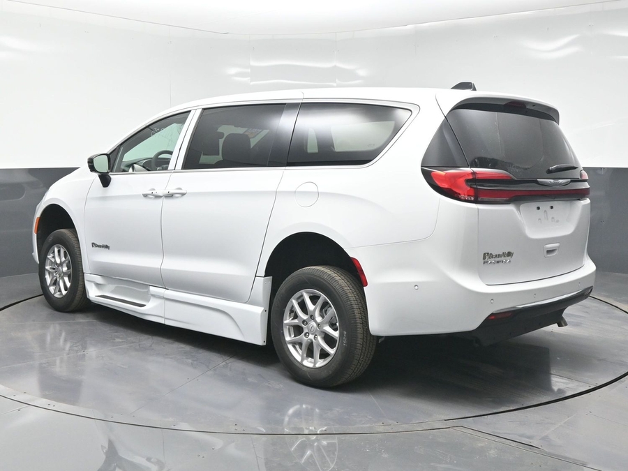 New 2025 Chrysler Pacifica Select Safety - BraunAbility Side Entry Entry Fold Out Automatic Ramp
