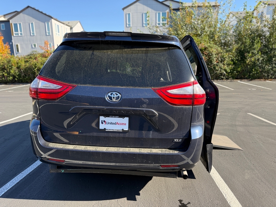 Used 2018 Toyota Sienna XLE - VMI Side Entry In Floor Automatic Ramp
