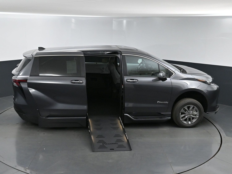 New 2025 Toyota Sienna Hybrid XLE Base - BraunAbility Side Entry Entry Fold Out Automatic Ramp