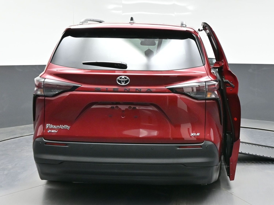 New 2026 Toyota Sienna Hybrid XLE Add - BraunAbility Side Entry Entry In Floor Automatic Ramp