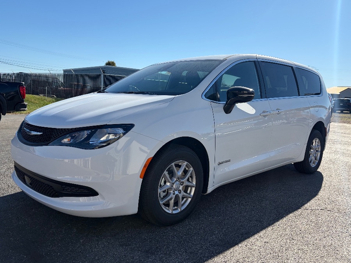 White Chrysler Voyager image number 2
