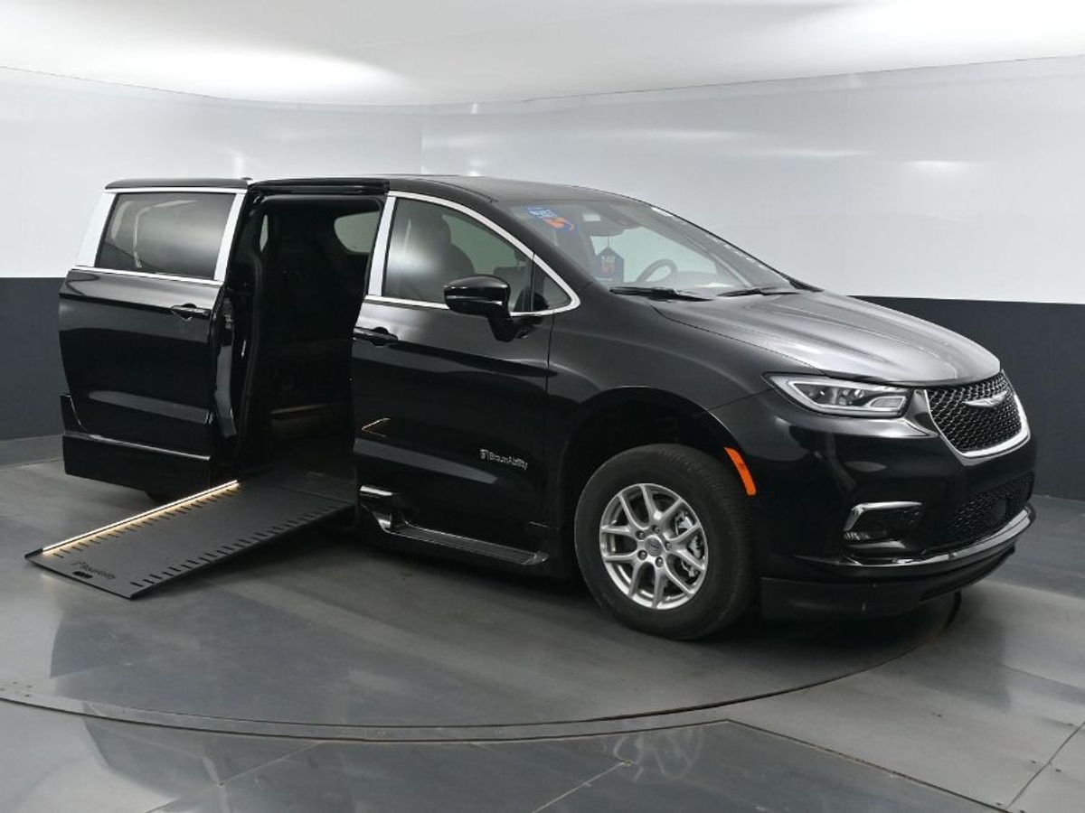 2025 Chrysler Pacifica photo 2