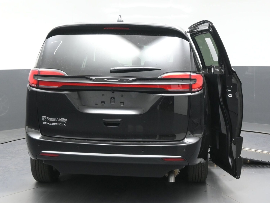 Black Chrysler Pacifica image number 5