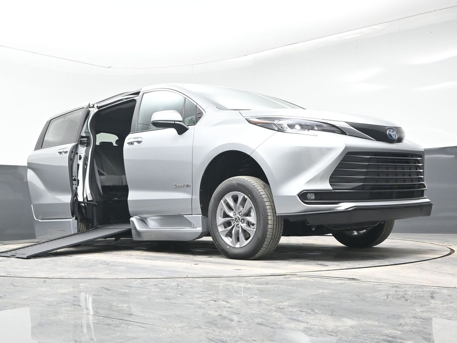 New 2025 Toyota Sienna Hybrid XLE Plus - BraunAbility Side Entry Entry In Floor Automatic Ramp
