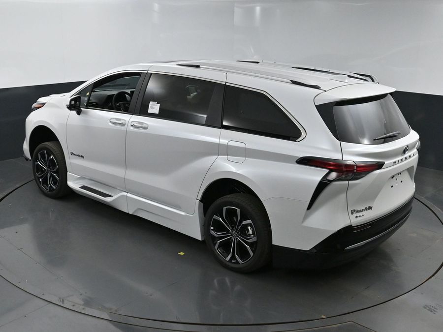 New 2025 Toyota Sienna Hybrid Platinum - BraunAbility Side Entry Entry Fold Out Automatic Ramp