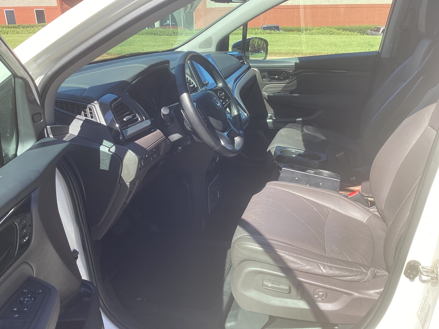 White Honda Odyssey image number 22