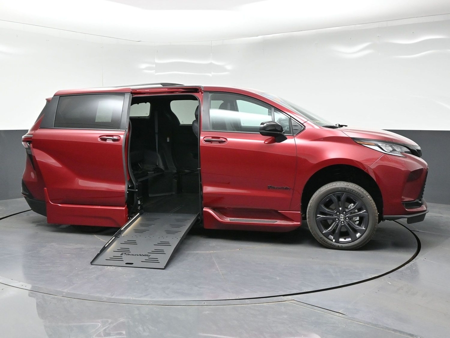 New 2026 Toyota Sienna Hybrid XSE Sport - BraunAbility Side Entry Fold Out Automatic Ramp