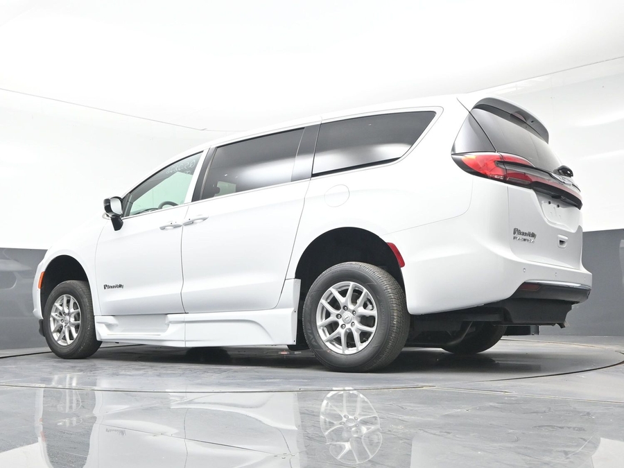 White Chrysler Pacifica image number 17