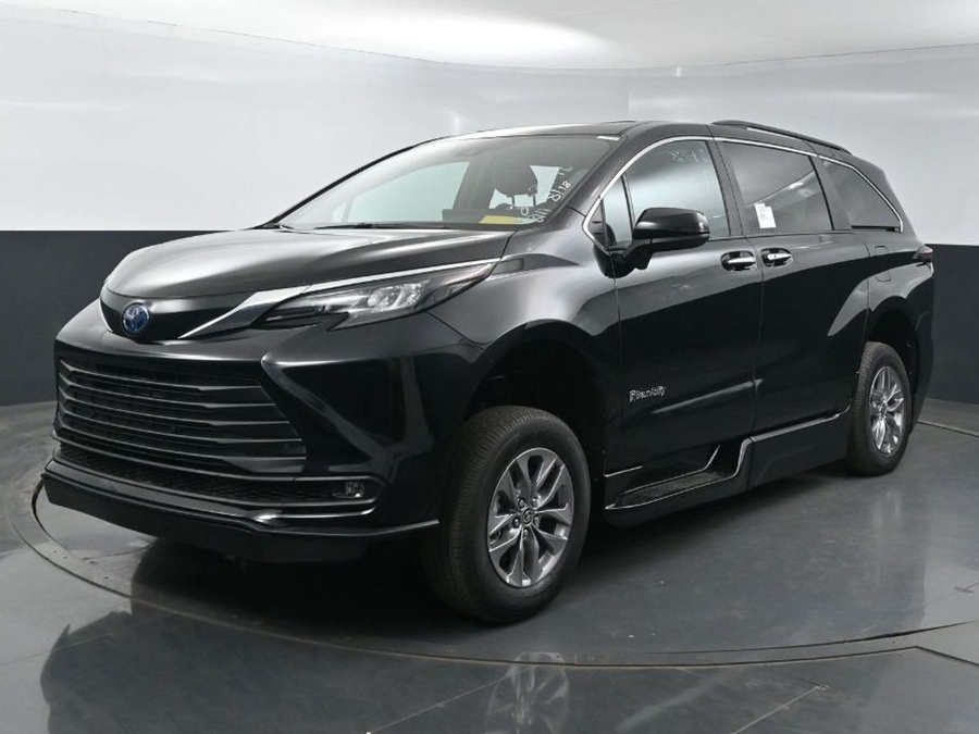 Black Toyota Sienna image number 2