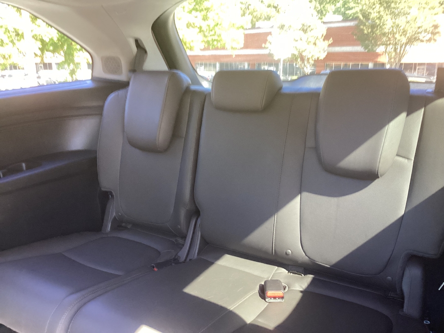 White Honda Odyssey image number 15