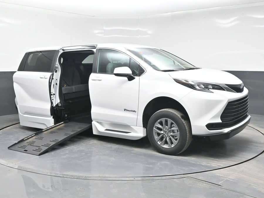 2025 Toyota Sienna LE's photo