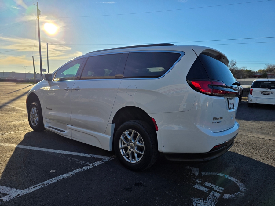 Used 2022 Chrysler Pacifica Touring L - BraunAbility Side Entry Entry In Floor Automatic Ramp