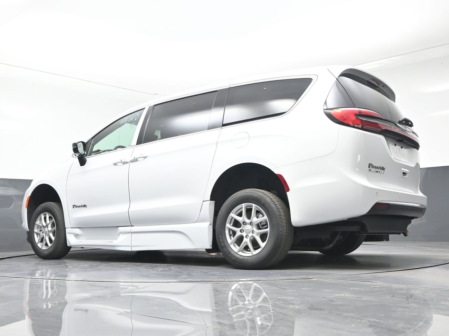 White Chrysler Pacifica image number 17