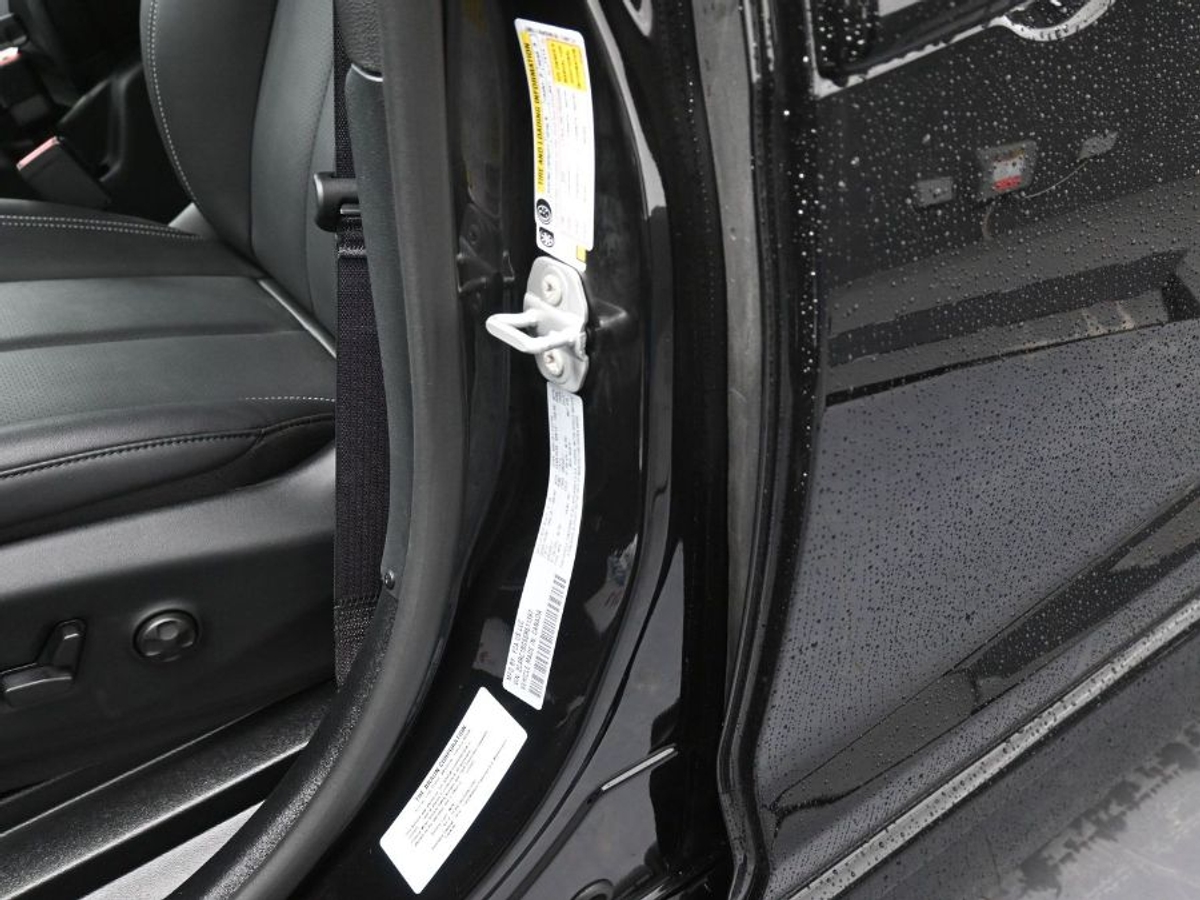 Black Chrysler Pacifica image number 13