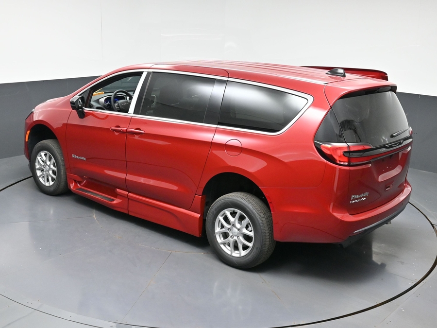 New 2027 Chrysler Pacifica Select Safety - BraunAbility Side Entry In Floor Automatic Ramp