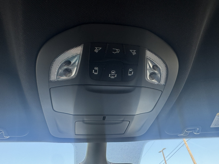 White Chrysler Voyager image number 8