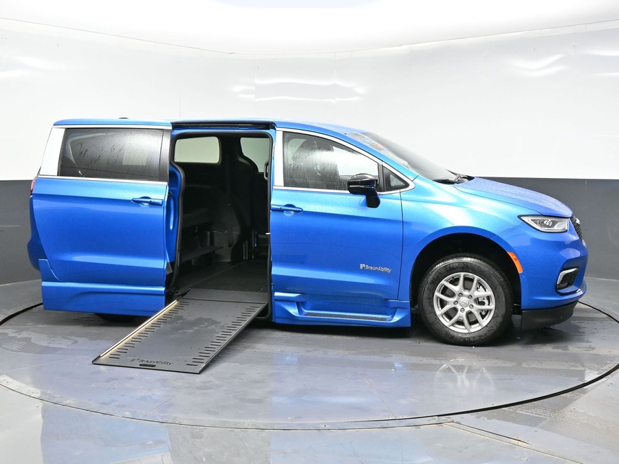 New 2026 Chrysler Pacifica Select Safety - BraunAbility Side Entry Entry In Floor Automatic Ramp