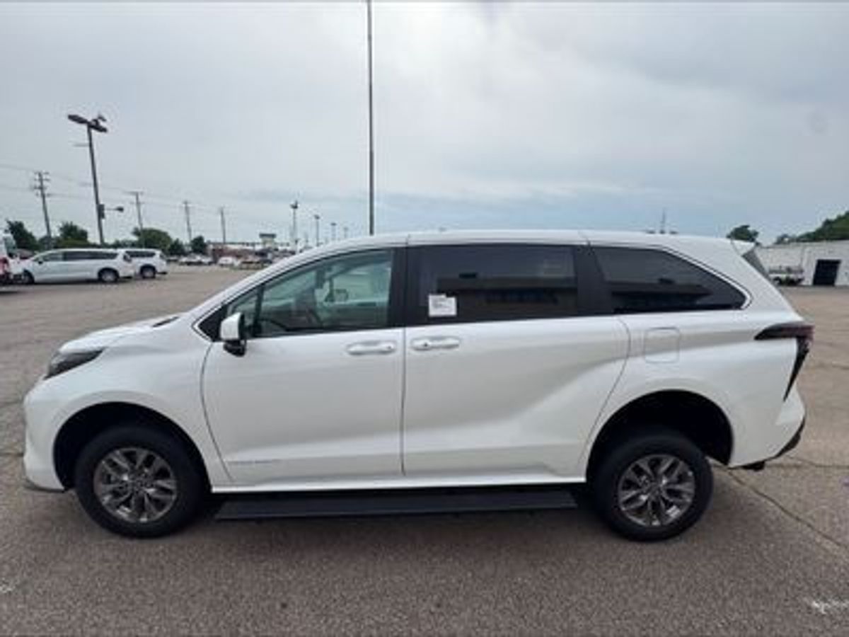 2024 TOYOTA SIENNA - Image 2