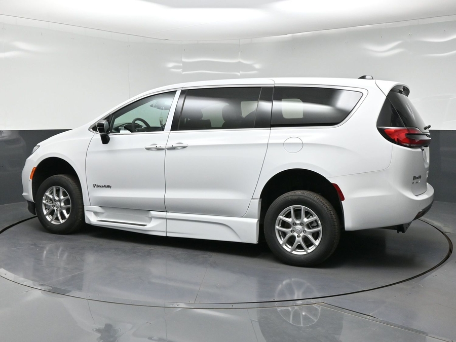 New 2026 Chrysler Pacifica Select Safety - BraunAbility Side Entry Fold Out Automatic Ramp