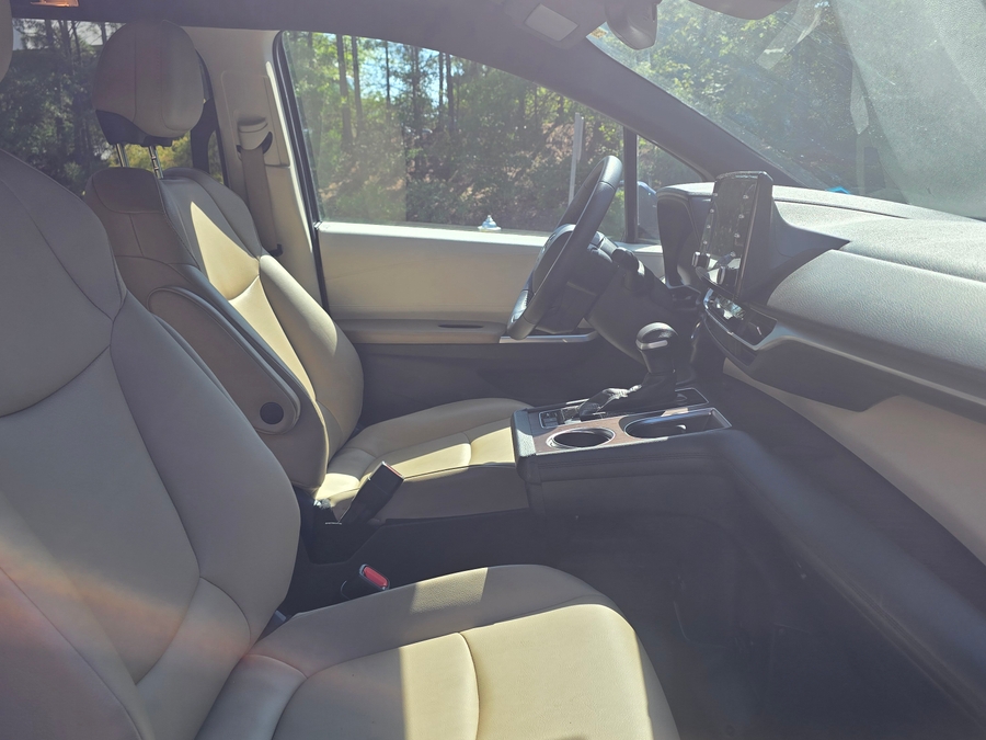 2021 Toyota Sienna XLE - Photo 14