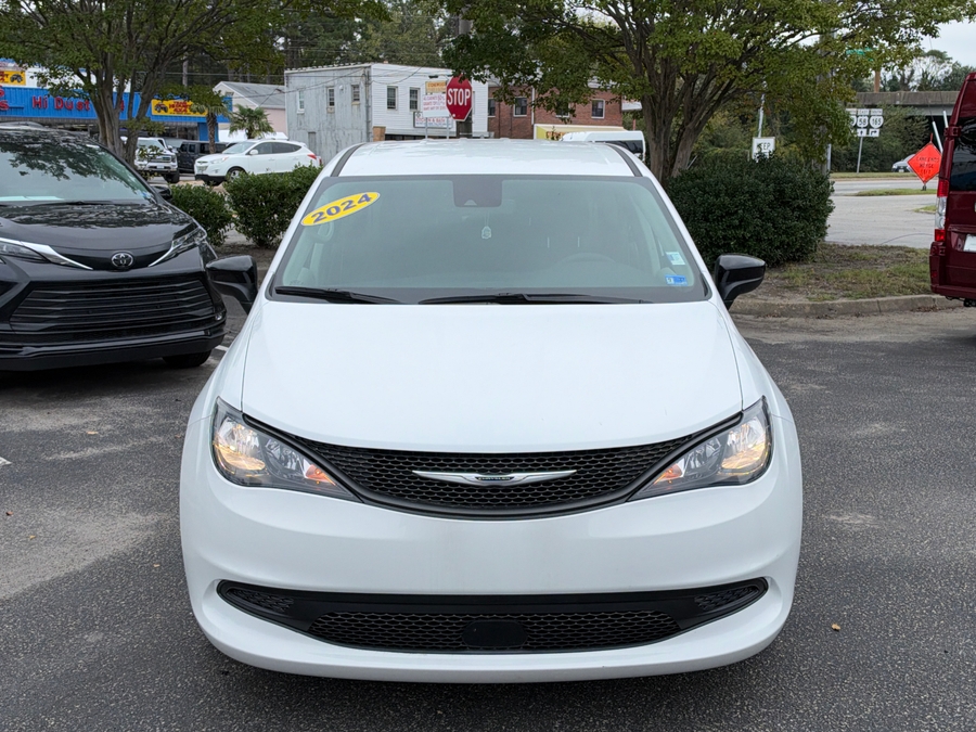 White Chrysler Voyager image number 1
