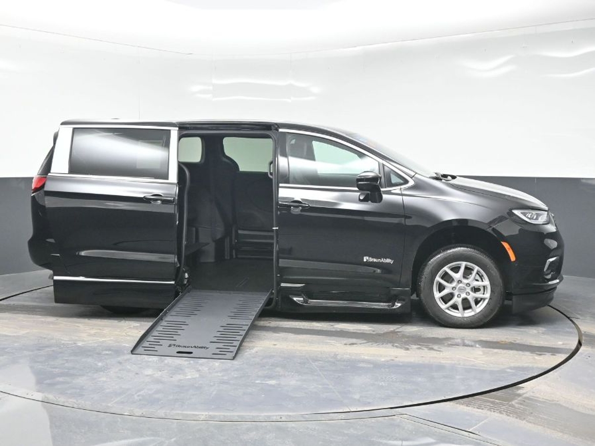 Black Chrysler Pacifica image number 7