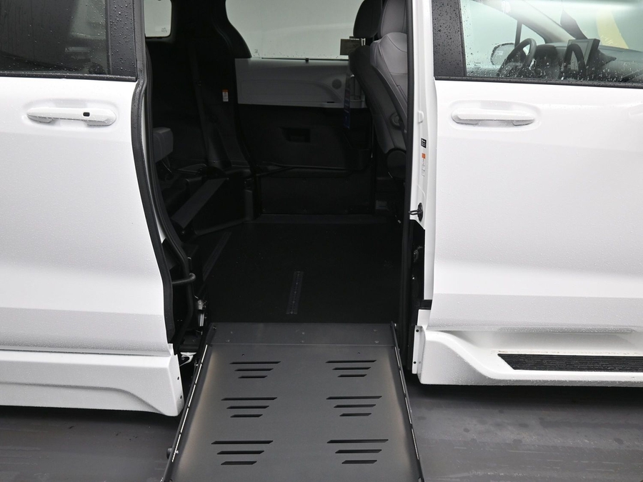 New 2026 Toyota Sienna Hybrid LE - BraunAbility Side Entry Entry Fold Out Automatic Ramp