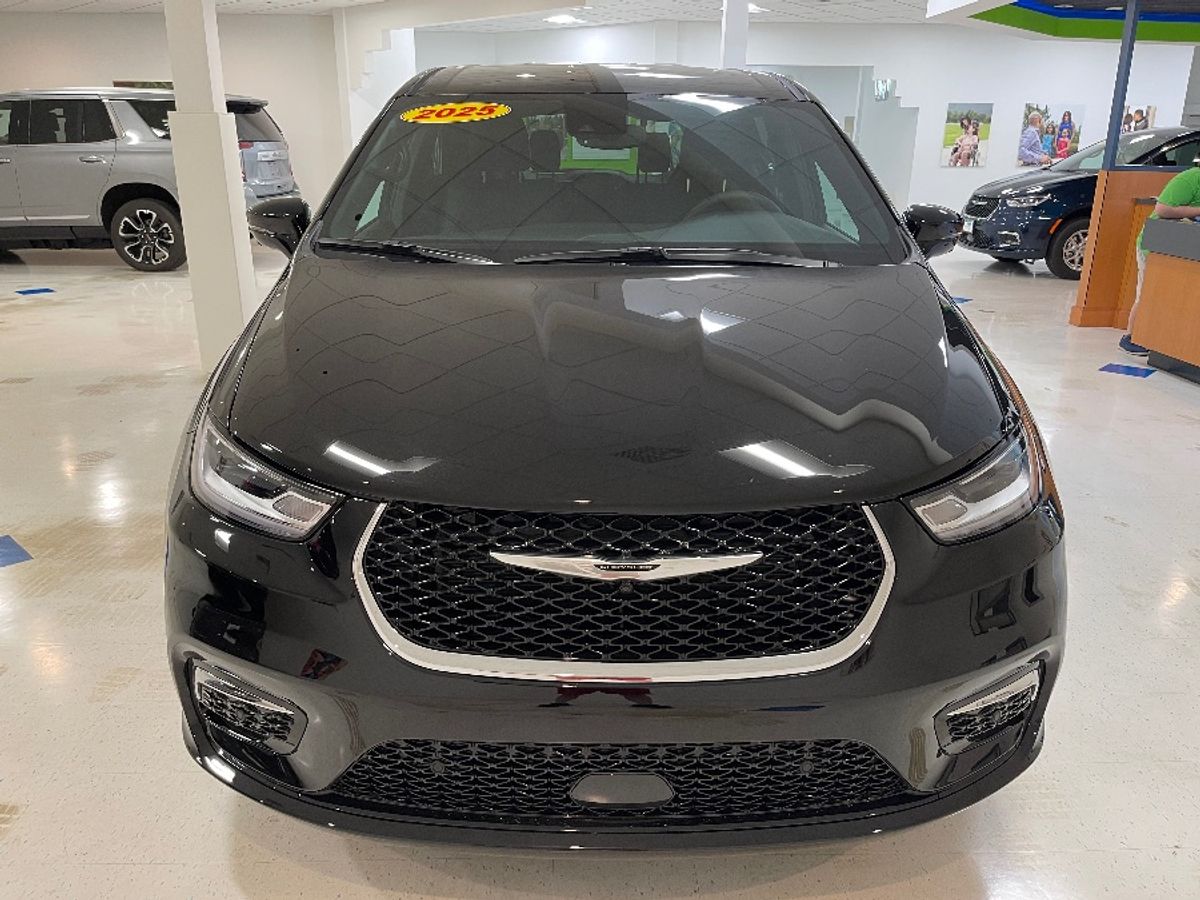 Black Chrysler Pacifica image number 2