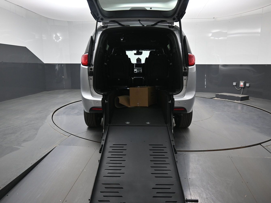 Silver Chrysler Voyager image number 7