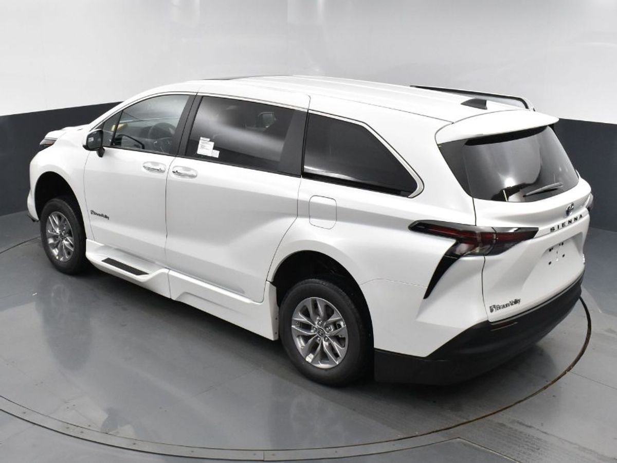 White Toyota Sienna image number 15