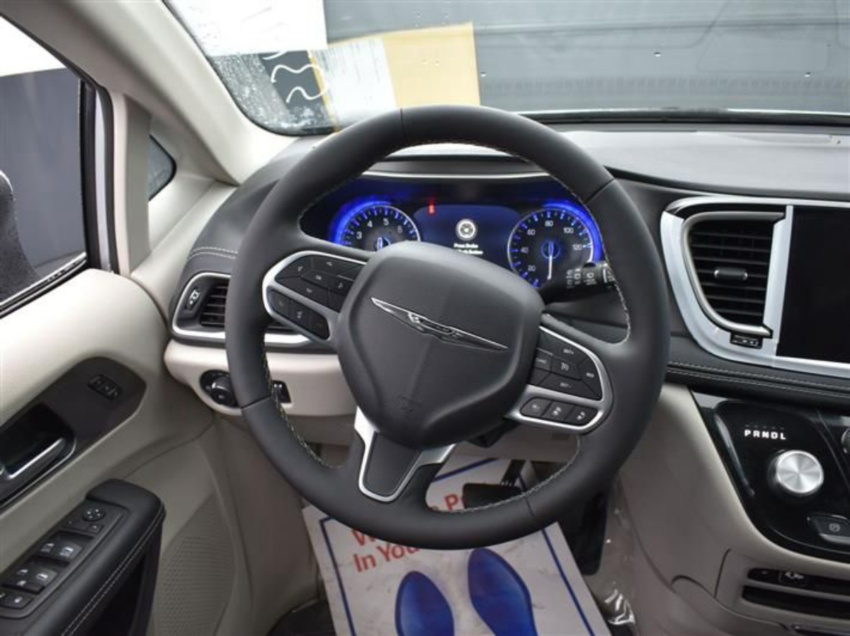 Silver Chrysler Pacifica image number 12