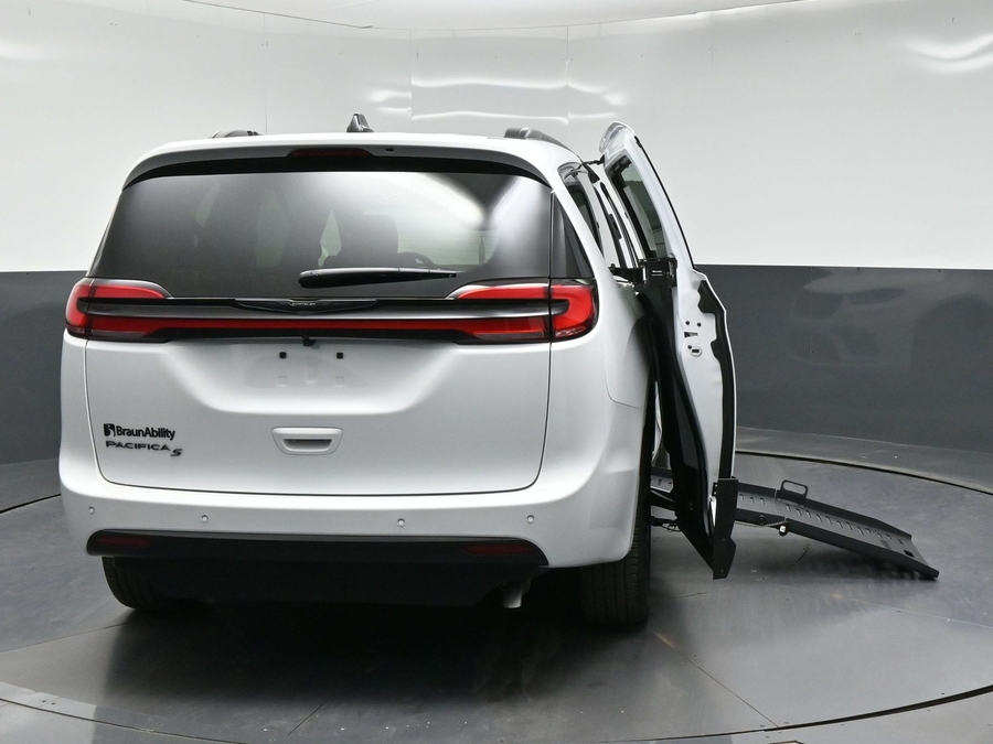 New 2026 Chrysler Pacifica Select Sport - BraunAbility Side Entry Fold Out Manual Ramp