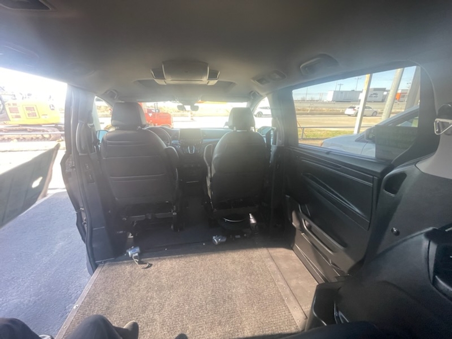 Grey Honda Odyssey image number 5