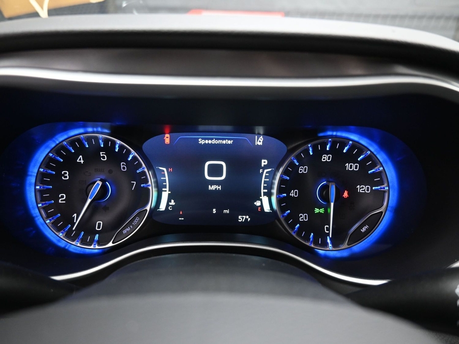 Red Chrysler Voyager image number 14