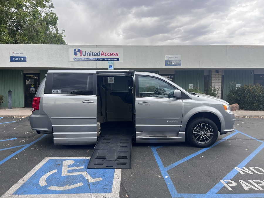 Used 2017 Dodge Grand Caravan SXT - BraunAbility Side Entry Entry Fold Out Automatic Ramp