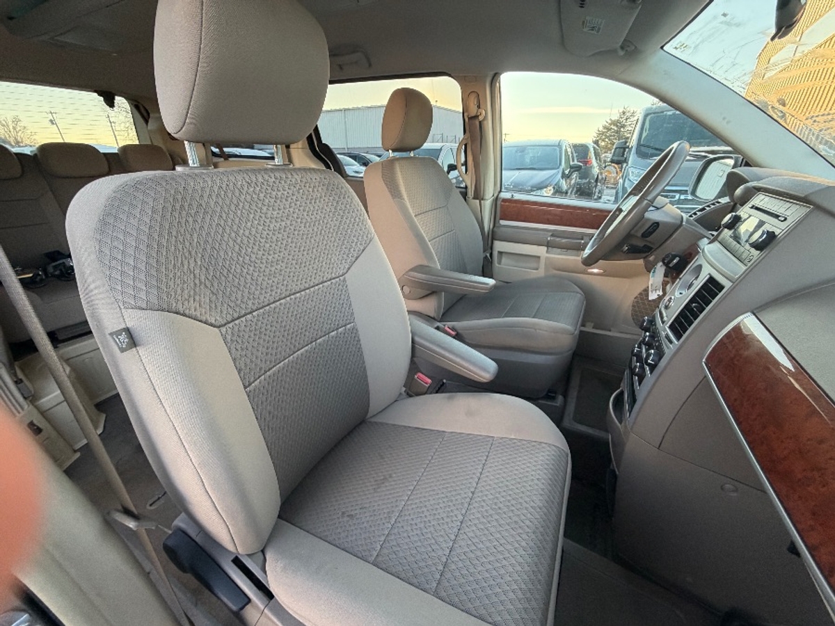 2009 CHRYSLER TOWN AND COUNTRY - Image 18