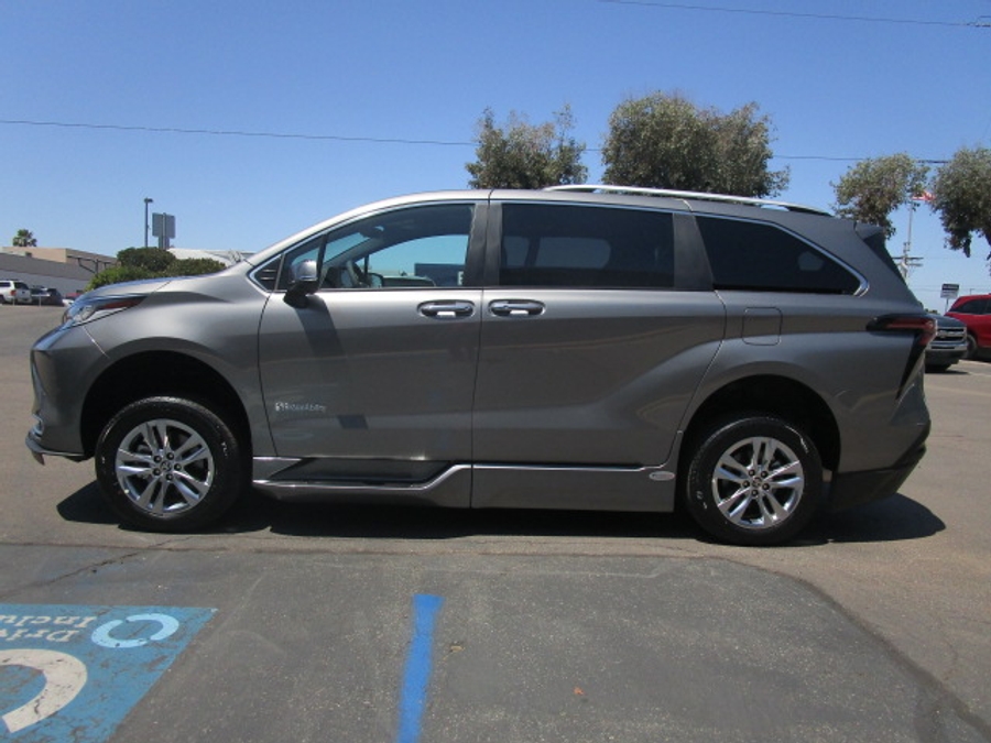 New 2026 Toyota Sienna Hybrid XSE Sport - BraunAbility Side Entry Fold Out Automatic Ramp