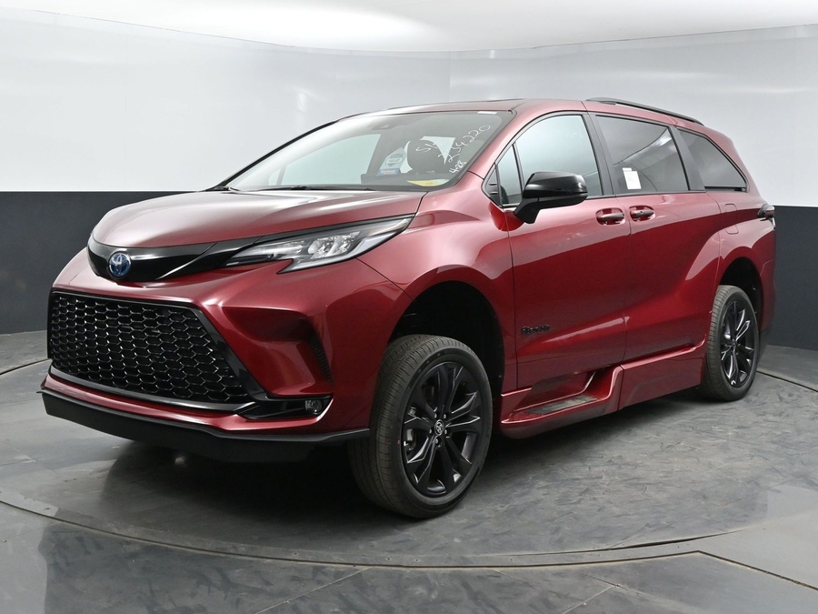 New 2025 Toyota Sienna Hybrid XSE Sport - BraunAbility Side Entry Entry Fold Out Automatic Ramp