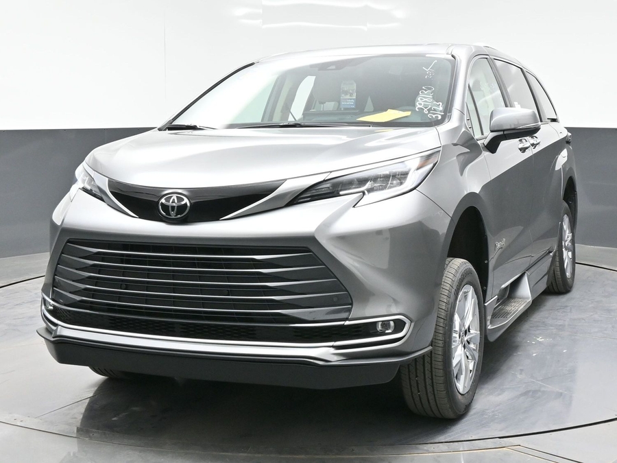 New 2026 Toyota Sienna Hybrid Limited - BraunAbility Side Entry Entry In Floor Automatic Ramp