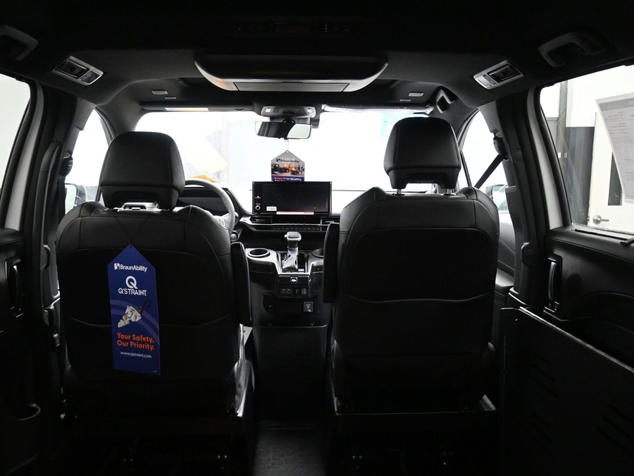 White Toyota Sienna image number 14