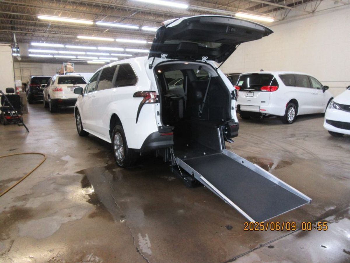 White Toyota Sienna image number 24