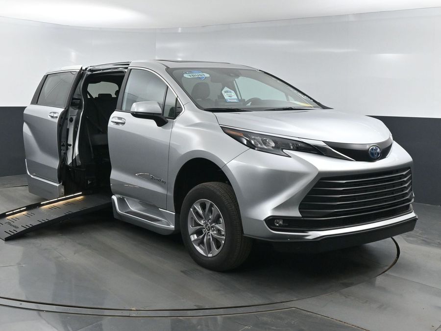 New 2025 Toyota Sienna Hybrid XLE Base - BraunAbility Side Entry Entry Fold Out Automatic Ramp