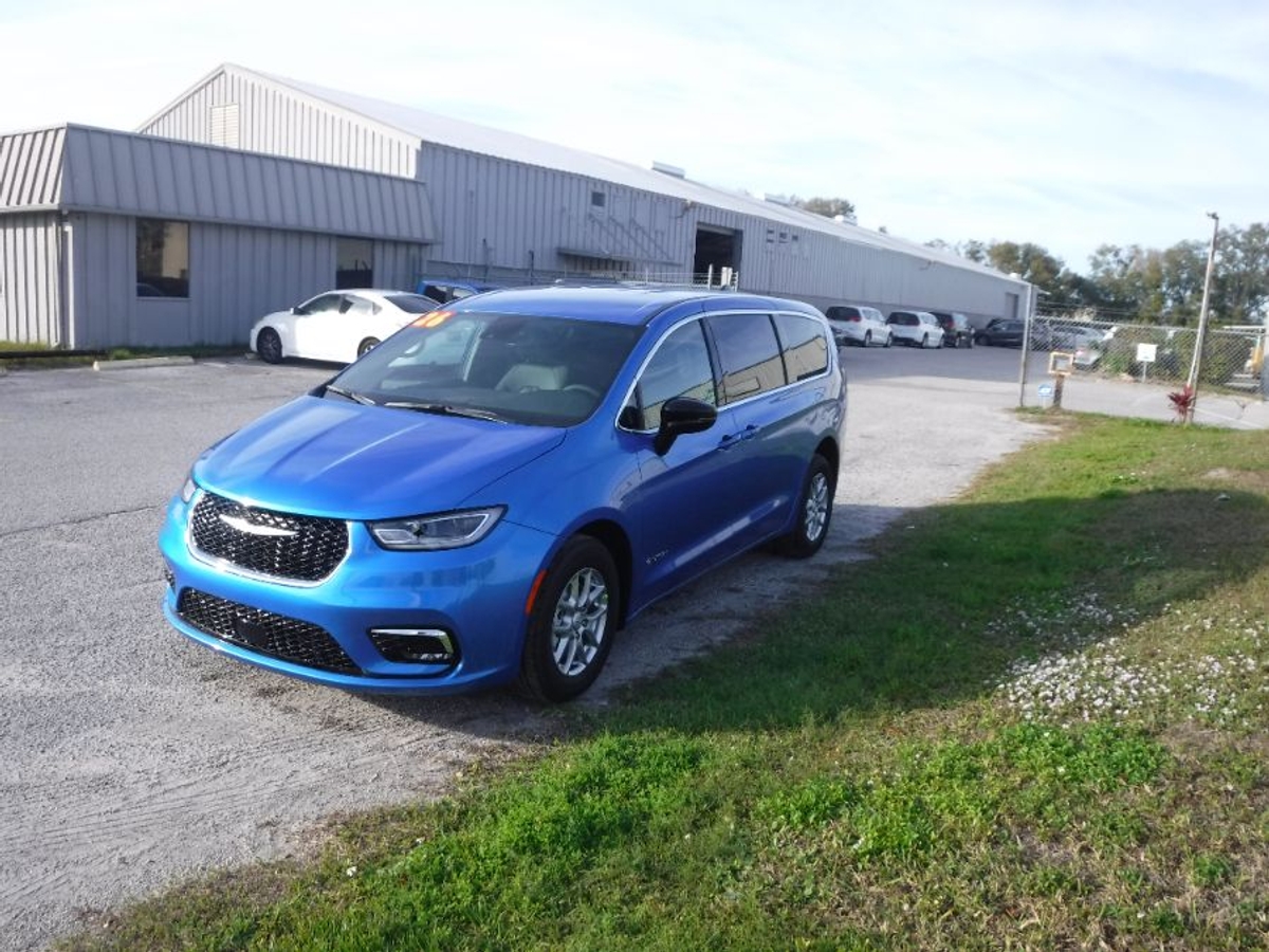 Blue Chrysler Pacifica image number 4